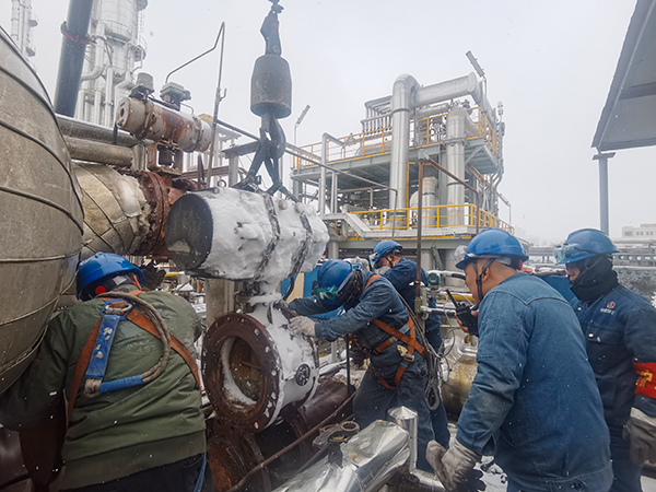 2月21日，檢修人員正在708現(xiàn)場搶修閥門.jpg