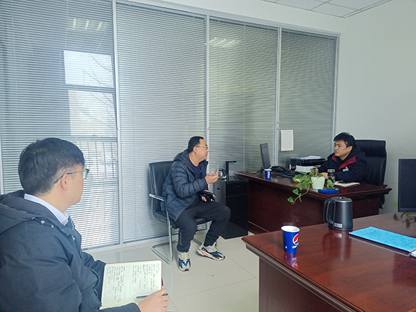 2月23日，運銷分部，曹侃、伍思盈人員，在分部辦公室對標交流。運銷分部 伍思盈 攝.jpg