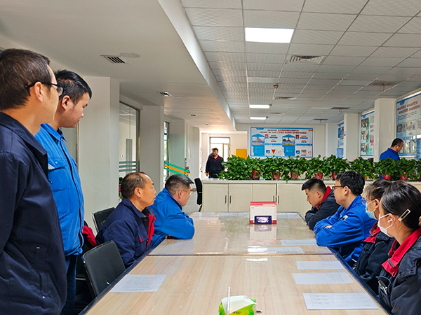 1709858453964370.jpeg 3月7日15點30合成二班全體成員在交接班室學(xué)習(xí)巾幗勞模大宣講.jpg