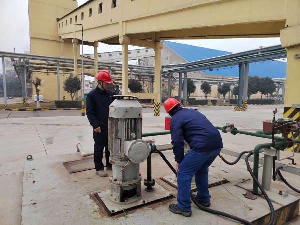 3月11日，計控電儀部部長王文波帶隊對現(xiàn)場電氣儀表設(shè)備防雷防靜電接地設(shè)施進行專項檢查 (1).jpg