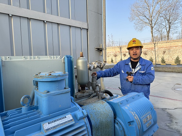 1710467800858772.jpeg 設(shè)備員正在對清洗機進行檢查.jpg