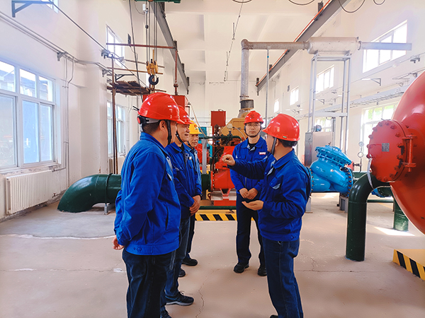 3月19日上午，公司總工程師馬軍忙帶領(lǐng)行政保衛(wèi)部、安全環(huán)保部相關(guān)負責人深入191罐區(qū)，開展“全覆蓋、零死角”的重大危險源安全專項檢查。 (3).jpg