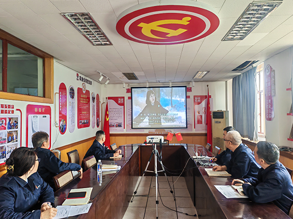 1712097283184883.jpeg 黨員們認(rèn)真觀看革命先輩們浴血奮戰(zhàn)的事跡視頻.jpg