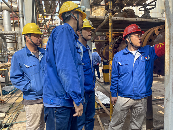 1712894389300205.jpeg 車間主任檢查檢修現(xiàn)場(chǎng)設(shè)備.jpg