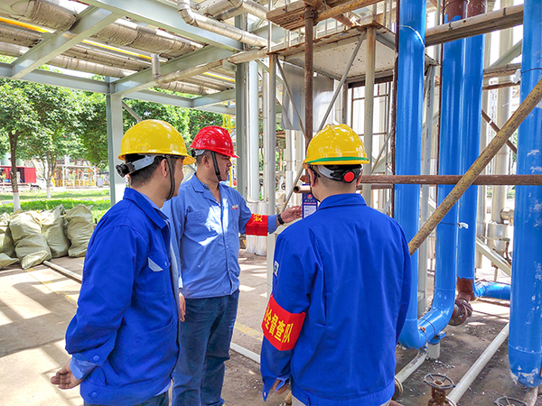 1712894412873566.jpeg 車間副主任檢查現(xiàn)場(chǎng)環(huán)境安全狀況.jpg