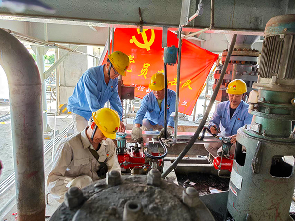 4月12日，計(jì)控電儀部黨員突擊隊(duì)成員們正在三期檢修現(xiàn)場(chǎng)更換穿線管   600.jpg