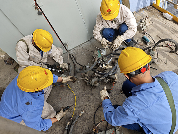 三期大檢修現(xiàn)場(chǎng)，計(jì)控電儀部人員堅(jiān)持做到工完料凈場(chǎng)地清，將現(xiàn)場(chǎng)破損、報(bào)廢的儀表設(shè)備拿回去“二次利用”， 600.jpg