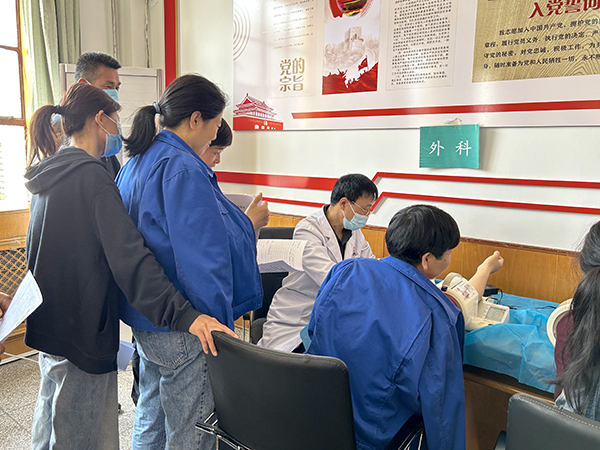 勞務(wù)用工排隊(duì)進(jìn)行外科檢查。.jpg