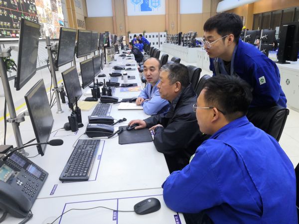 圖2 4月29日，剛從檢修現(xiàn)場回來的雷仲民給青工講解704檢修項目。.jpg