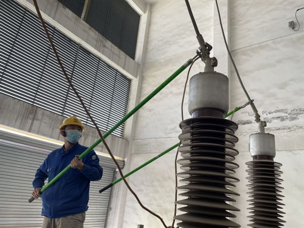 1714622551861562.jpeg 電儀分部員工周星宇在做安全措施.jpg