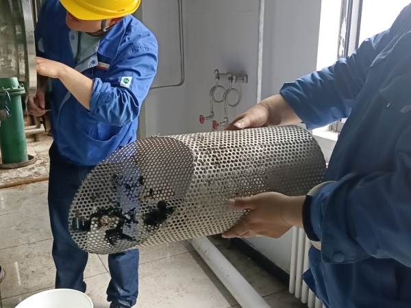 2024年5月2日，崗位人員自行拆除過濾器清理濾網(wǎng)，除污去垢凈裝置。.jpg