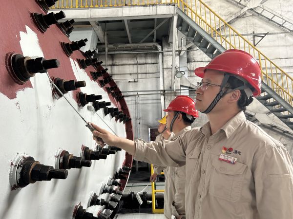 圖2 5月30日下午，制氣車間黨支部攜手聯(lián)合黨支部開展聯(lián)學(xué)聯(lián)建融生產(chǎn)  裝置舊貌換新顏主題黨日活動，制氣車間702磨煤機(jī)刷漆亮化活動現(xiàn)場紀(jì)實。.jpg