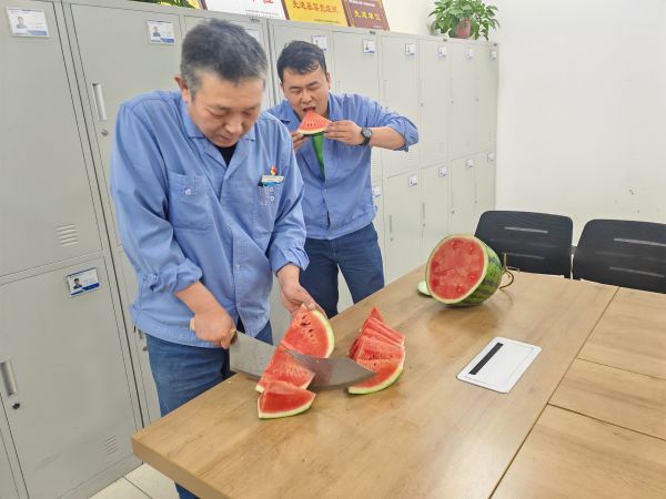 圖3 6月25日，班長雷仲民正在切西瓜。 肖歡 攝.jpg