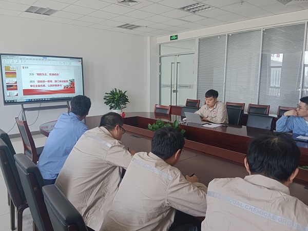 7月4日上午，水汽車間安全員賀文對(duì)運(yùn)行一班全體人員進(jìn)行了消防安全培訓(xùn)與典型事故案例分析的專題培訓(xùn)。.jpg