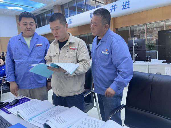 圖2：車(chē)間主任檢查 班組安全活動(dòng)記錄及各崗位安全風(fēng)險(xiǎn)報(bào)警記錄.jpg