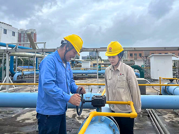 1721379804805408.jpeg 7.19當(dāng)班人員在污水處理現(xiàn)場(chǎng)調(diào)整曝氣風(fēng)量 600.jpg