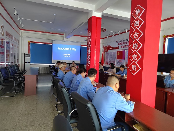 近日，計(jì)控電儀部舉行了“安全風(fēng)險(xiǎn)辨識(shí)評(píng)價(jià)”總結(jié)會(huì)，由部門領(lǐng)導(dǎo)、安全員、各班、段、站長(zhǎng)、技術(shù)員組成的安全風(fēng)險(xiǎn)評(píng)價(jià)小組對(duì)部門管轄區(qū)域的安全風(fēng)險(xiǎn)進(jìn)行了進(jìn)一步的辨識(shí)評(píng)估和總結(jié)1.jpg