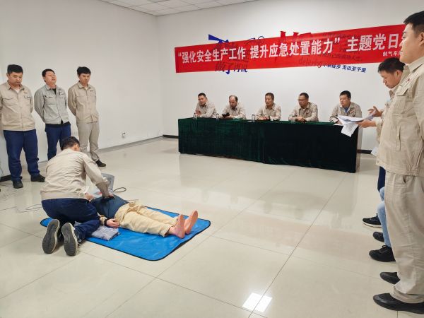 圖2 7月26日，張力演示心肺復(fù)蘇全過程。.jpg