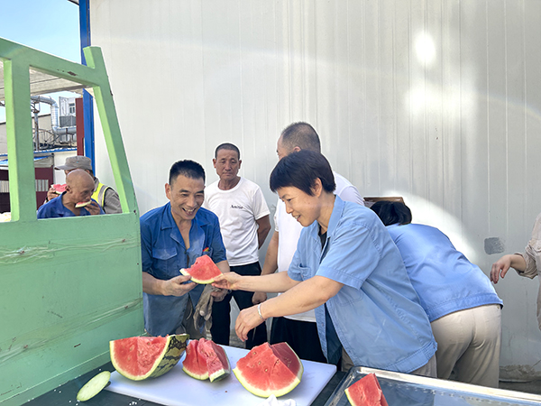 8月1日，工會(huì)劉婕給戶外工作員工送西瓜.jpg