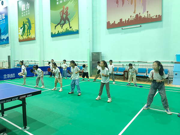 2024年8月1日，渭化集團乒乓球館，小學生學習乒乓球.jpg