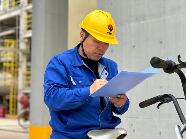 圖2 8月26日，安全員陳科武簽署作業(yè)票據(jù)。.jpg