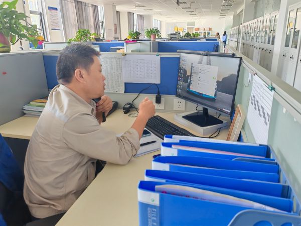 圖1 8月27日，安全員陳科武給現(xiàn)場(chǎng)監(jiān)護(hù)人員打電話強(qiáng)調(diào)安全有關(guān)事項(xiàng)。.jpg