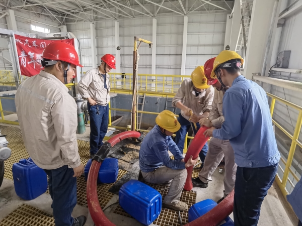 1726037087773192.jpeg 黨員先鋒隊(duì)現(xiàn)場更換石英砂.jpg