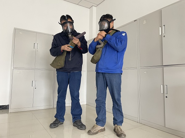 1730341476563634.jpeg 運(yùn)行工段員工正在練習(xí)如何將面具與濾毒罐正確組裝。.jpg