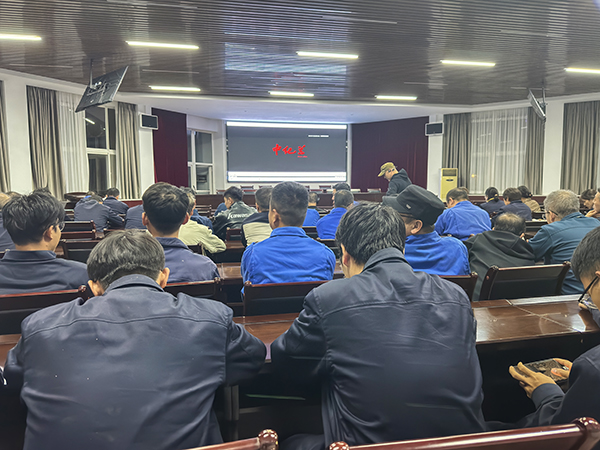 圖片1：2024年11月7日，在道德講堂觀看電影《申紀(jì)蘭》 (1).jpg