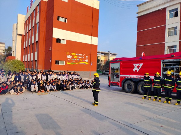 11月6日，彬州公司消防隊進學(xué)校宣傳消防知識2.jpg