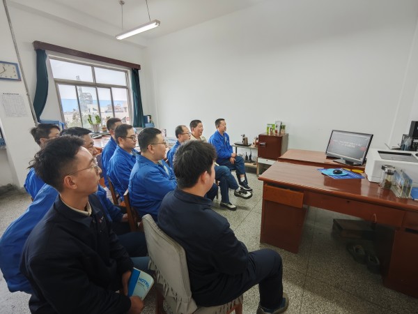 近日，計控電儀部利用班前、班后會組織職工觀看事故案例警示視頻.jpg