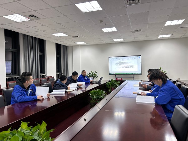 1732178012843523.jpeg 2024年11月乙二醇車(chē)間技術(shù)員給崗位人員開(kāi)展業(yè)務(wù)培訓(xùn).jpg