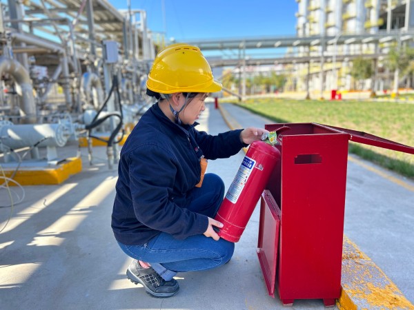 1732178020497007.jpeg 2024年11月乙二醇車(chē)間職工認(rèn)真檢查滅火器.jpg