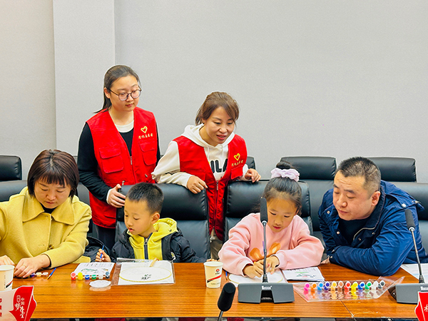 11月30日晚，物料車間黨支部開展“清風(fēng)常伴 以廉守家”為主題的廉潔文化進家庭活動--志愿者指導(dǎo).jpg