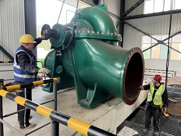 1735519055641242.jpeg 2024年10月中旬,吊運安裝新的循環(huán)水泵三期循環(huán)水450A-1d泵.jpg