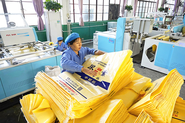 操作人員整理成品袋子.jpg