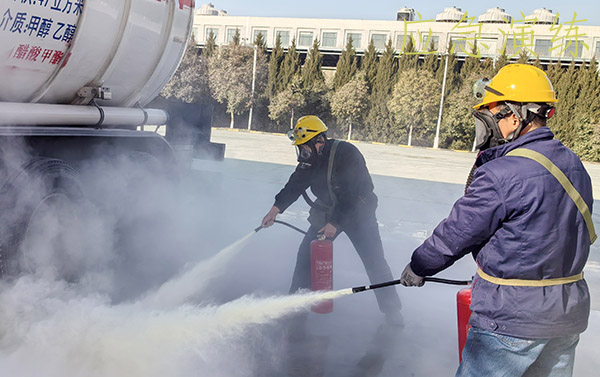 2月12日下午，物料車間191罐區(qū)開展甲醇裝車泄漏應(yīng)急演練 (2).jpg