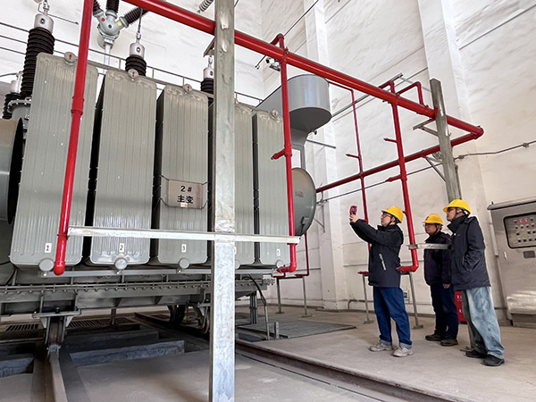檢查組對變壓器進行溫升監(jiān)測.jpg