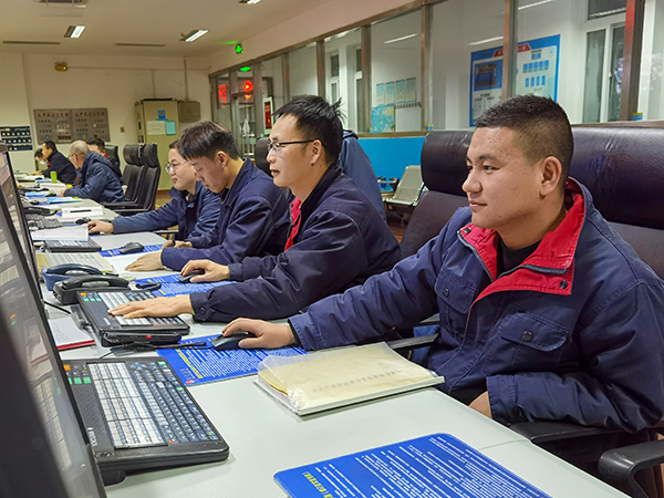 021740905405163038.jpg 操作人員認(rèn)真監(jiān)盤(pán).jpg