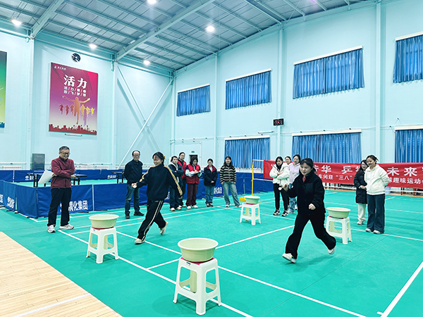 3月5日下午，物料車間舉辦以“巾幗綻芳華 乒搏向未來”為主題的女職工乒乓球趣味運動會，圖為趣味夾乒乓球.JPG