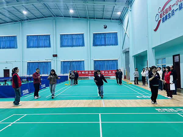 3月5日下午，物料車間舉辦以“巾幗綻芳華 乒搏向未來”為主題的女職工乒乓球趣味運動會，圖為乒乓球折返跑式.JPG