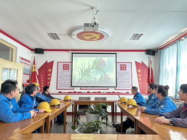 動力運行二班節(jié)水月活動，組織觀看“水說”視頻.jpg