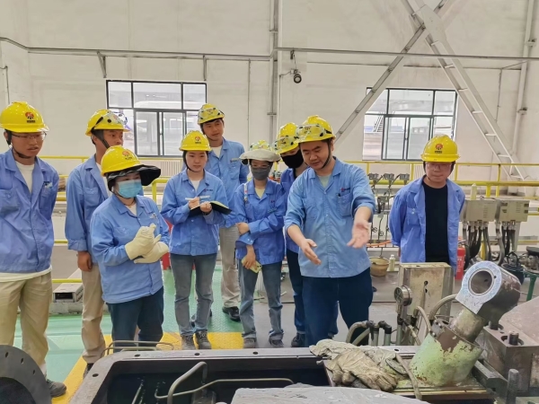 271743040988129041.jpg 班長對班組人員現(xiàn)場培訓(xùn).jpg