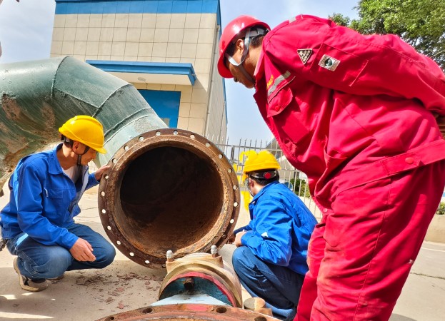 車間技術(shù)員與檢修人員查看拆下的循環(huán)水上塔立管 團結(jié)協(xié)作5.jpg