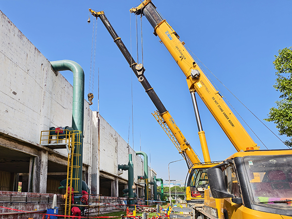 4月13日，吊車配合更換循環(huán)水冷卻塔上塔閥.jpg