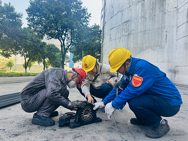 檢修過(guò)程中車間技術(shù)員贠文軍、班組長(zhǎng)黃保榮與檢修人員安裝軸承.jpg