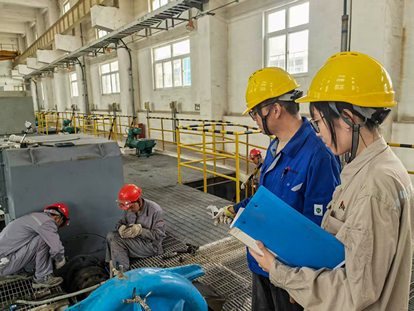 大檢修期間新工黃卓悅跟隨污水崗位內(nèi)操現(xiàn)場學習.jpg
