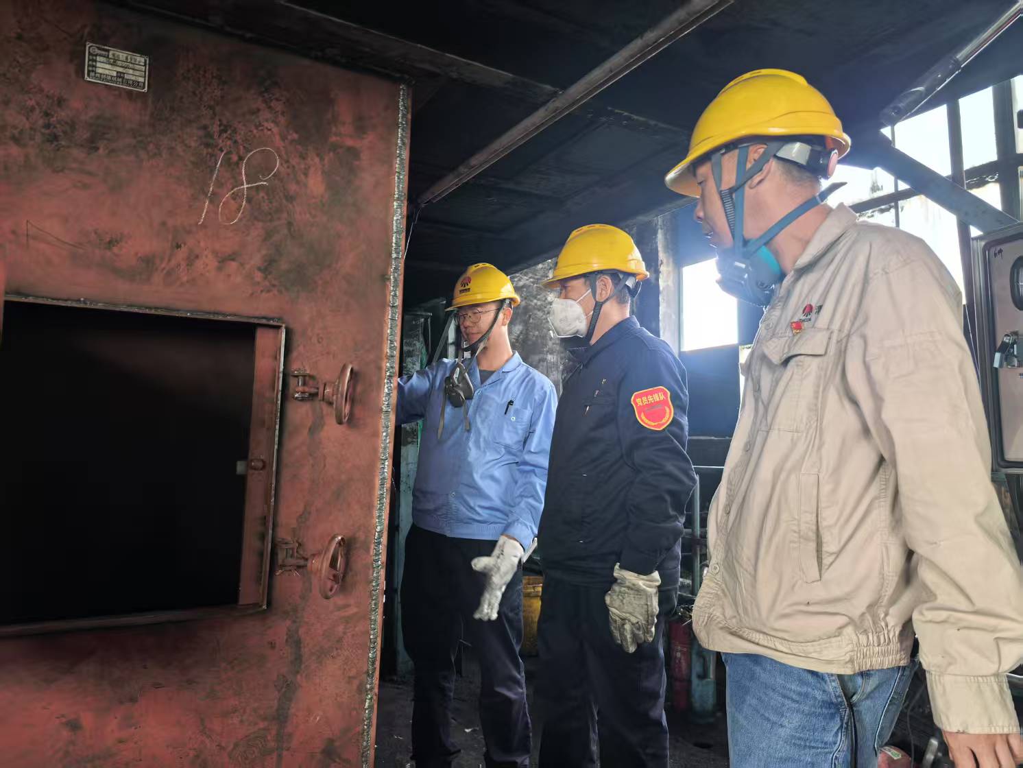 大檢修現(xiàn)場-黨員黃保榮、秦寶權(quán)、楊峰查看四號轉(zhuǎn)運站安裝調(diào)試情況.jpg