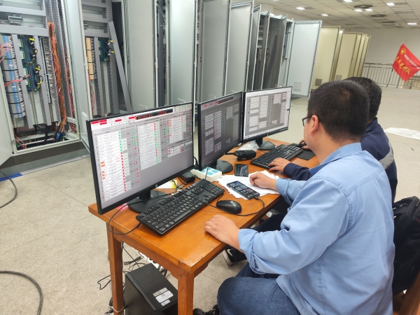 4.20日晚，計控電儀部技術(shù)攻堅團隊成員張智磊正在一期控制室對新煤皮帶稱重系統(tǒng)進行系統(tǒng)調(diào)試.jpg
