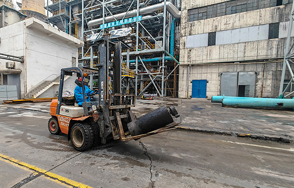 2025年大檢修運(yùn)銷市場部抽調(diào)叉車馳援檢修現(xiàn)場.jpg